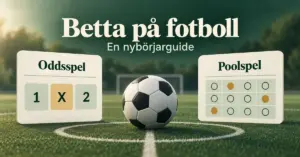 En fotboll på en fotbollsplan mellan två kort som illustrerar oddsspel och poolspel, under rubriken ”Betta på fotboll – En nybörjarguide”.